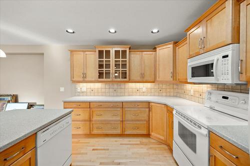 46-2365 Stillingfleet Road, Kelowna, BC - Indoor Photo Showing Kitchen