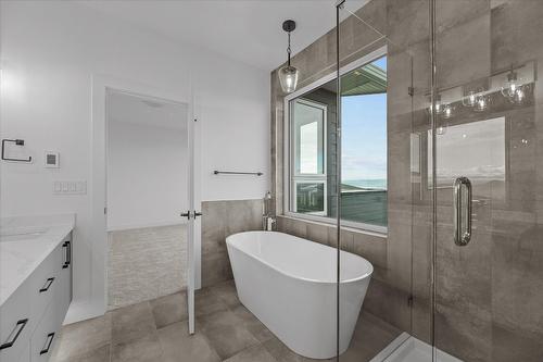 2163 Kentucky Crescent, Kelowna, BC - Indoor Photo Showing Bathroom