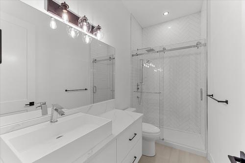 2163 Kentucky Crescent, Kelowna, BC - Indoor Photo Showing Bathroom