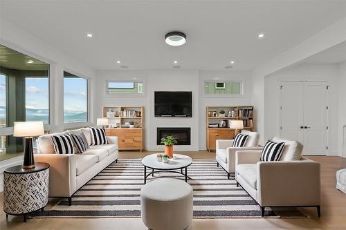 2163 Kentucky Crescent, Kelowna, BC - Indoor Photo Showing Living Room With Fireplace