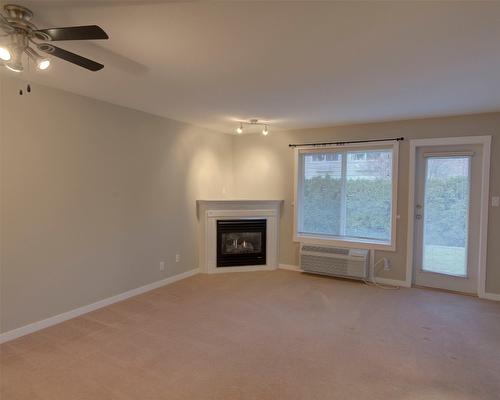 89-4740 20 Street, Vernon, BC - Indoor Photo Showing Living Room With Fireplace