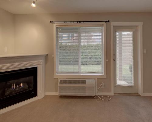 89-4740 20 Street, Vernon, BC - Indoor Photo Showing Living Room With Fireplace