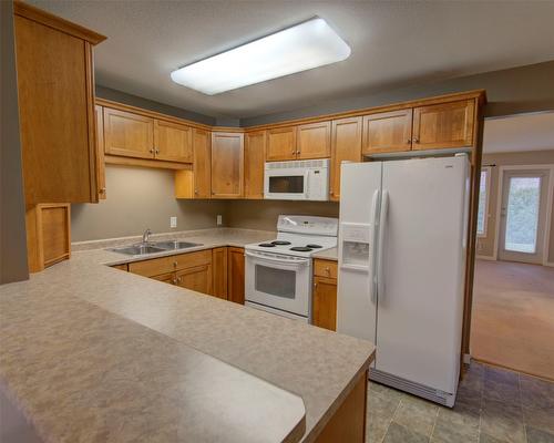 89-4740 20 Street, Vernon, BC - Indoor Photo Showing Kitchen With Double Sink