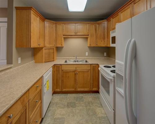 89-4740 20 Street, Vernon, BC - Indoor Photo Showing Kitchen With Double Sink