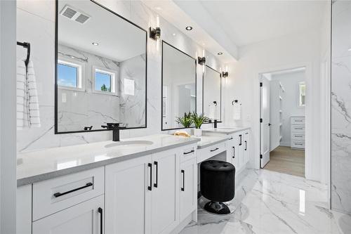 2803 Copper Ridge Drive, West Kelowna, BC - Indoor Photo Showing Bathroom