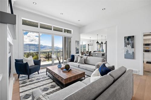 2803 Copper Ridge Drive, West Kelowna, BC - Indoor Photo Showing Living Room