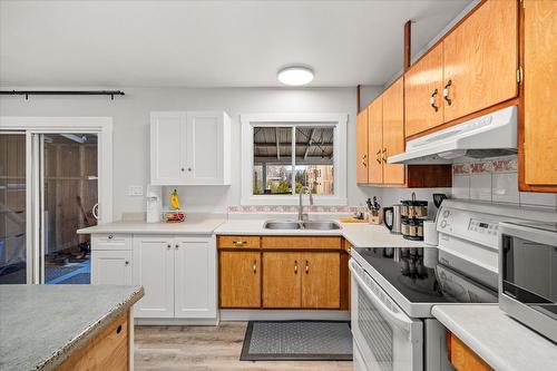 450 Mcdonald Road, Kelowna, BC - Indoor Photo Showing Kitchen With Double Sink