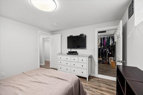 450 Mcdonald Road, Kelowna, BC - Indoor Photo Showing Bedroom