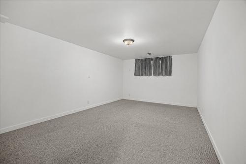 450 Mcdonald Road, Kelowna, BC - Indoor Photo Showing Other Room