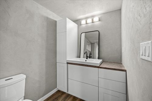 450 Mcdonald Road, Kelowna, BC - Indoor Photo Showing Bathroom