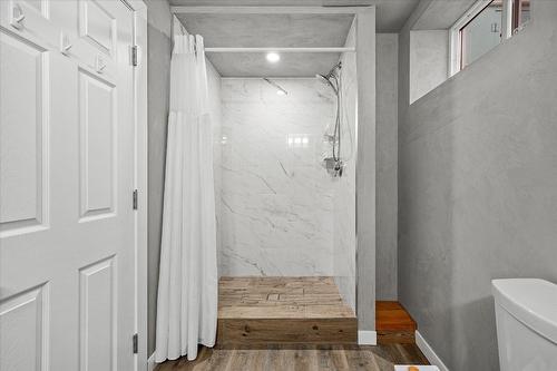 450 Mcdonald Road, Kelowna, BC - Indoor Photo Showing Bathroom