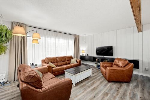 450 Mcdonald Road, Kelowna, BC - Indoor Photo Showing Living Room