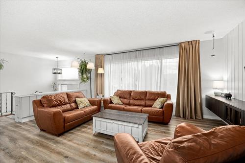 450 Mcdonald Road, Kelowna, BC - Indoor Photo Showing Living Room