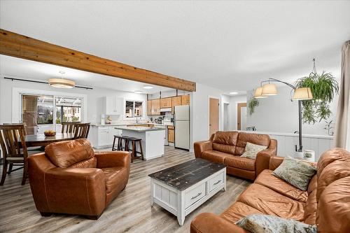 450 Mcdonald Road, Kelowna, BC - Indoor Photo Showing Living Room