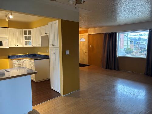 332 Oak Road, Kamloops, BC - Indoor Photo Showing Kitchen