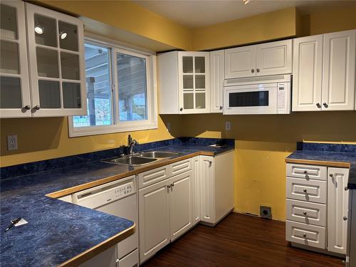 332 Oak Road, Kamloops, BC - Indoor Photo Showing Kitchen With Double Sink