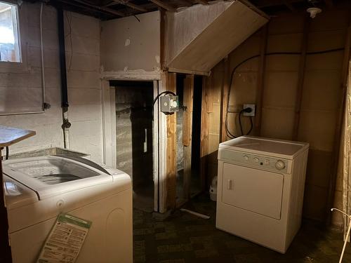 332 Oak Road, Kamloops, BC - Indoor Photo Showing Laundry Room