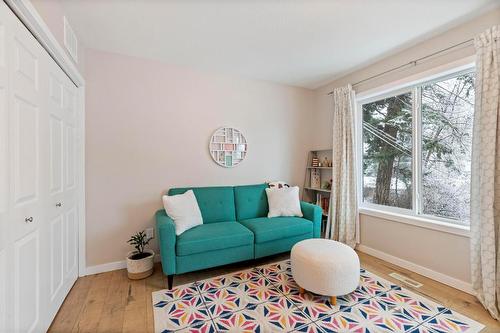 3190 Mcleod Road, West Kelowna, BC - Indoor Photo Showing Living Room