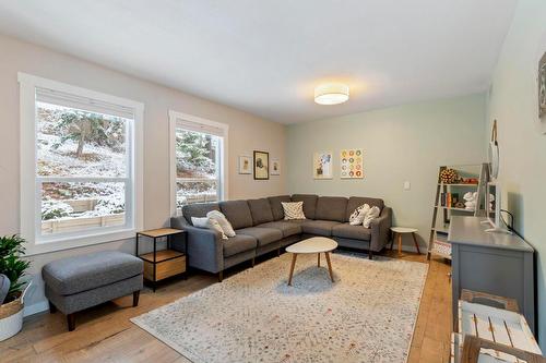 3190 Mcleod Road, West Kelowna, BC - Indoor Photo Showing Living Room