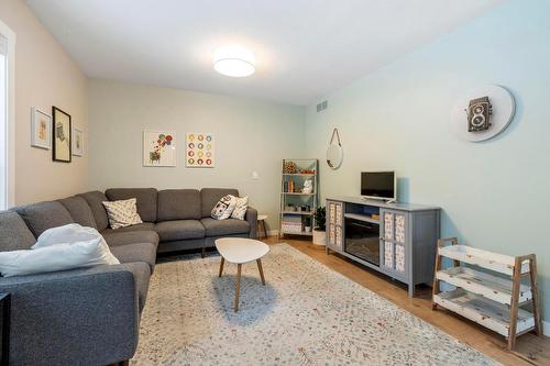 3190 Mcleod Road, West Kelowna, BC - Indoor Photo Showing Living Room