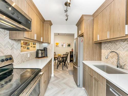 202-2757 Quadra St, Victoria, BC - Indoor Photo Showing Kitchen