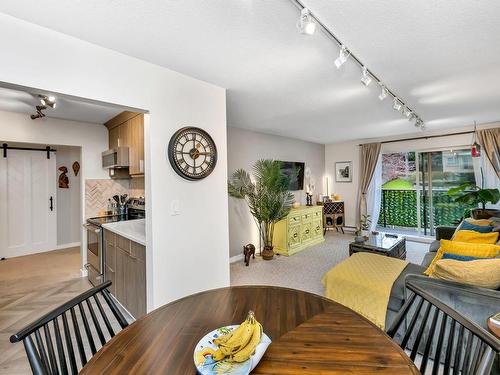 202-2757 Quadra St, Victoria, BC - Indoor Photo Showing Dining Room