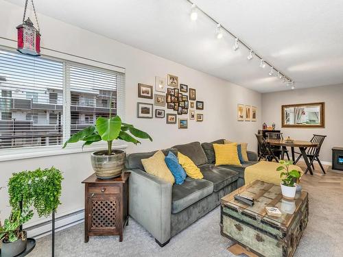 202-2757 Quadra St, Victoria, BC - Indoor Photo Showing Living Room