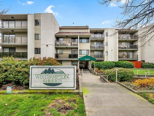 202-2757 Quadra St, Victoria, BC - Outdoor