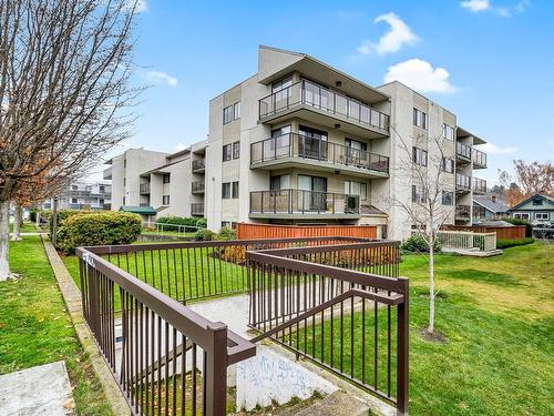 202-2757 Quadra St, Victoria, BC - Outdoor