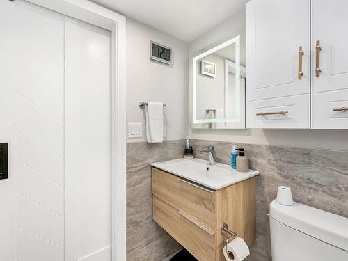 202-2757 Quadra St, Victoria, BC - Indoor Photo Showing Bathroom