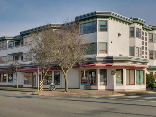 205-9711 Fifth St, Sidney, BC - Outdoor