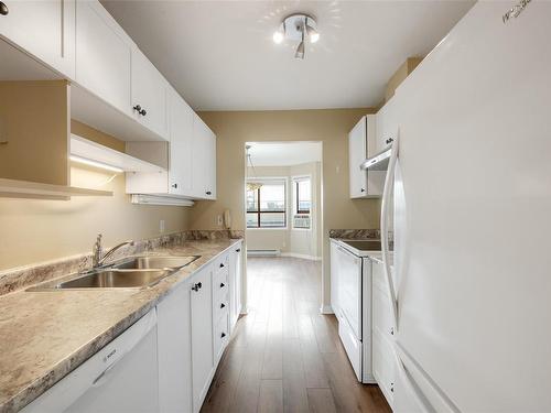 205-9711 Fifth St, Sidney, BC - Indoor Photo Showing Kitchen With Double Sink