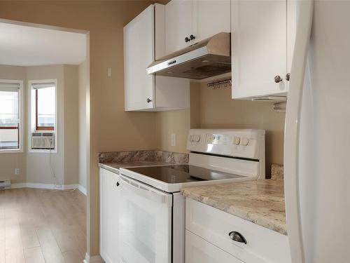 205-9711 Fifth St, Sidney, BC - Indoor Photo Showing Kitchen