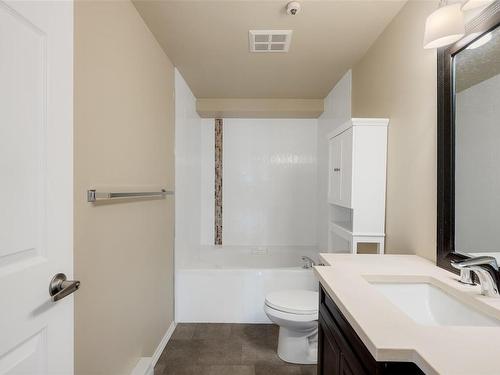 205-9711 Fifth St, Sidney, BC - Indoor Photo Showing Bathroom