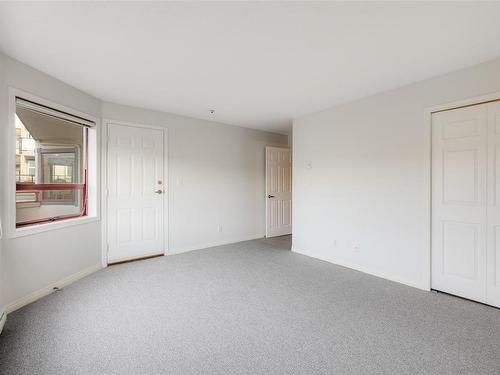 205-9711 Fifth St, Sidney, BC - Indoor Photo Showing Other Room