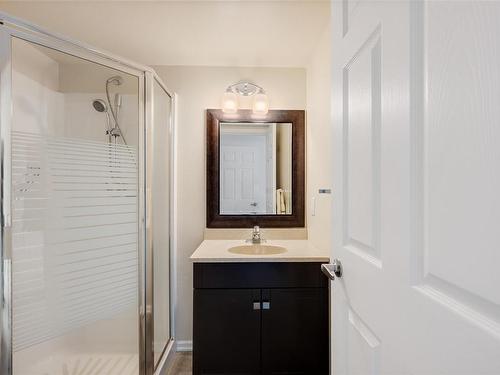 205-9711 Fifth St, Sidney, BC - Indoor Photo Showing Bathroom