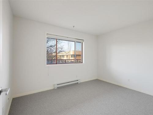 205-9711 Fifth St, Sidney, BC - Indoor Photo Showing Other Room