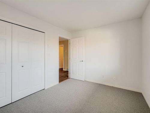 205-9711 Fifth St, Sidney, BC - Indoor Photo Showing Other Room