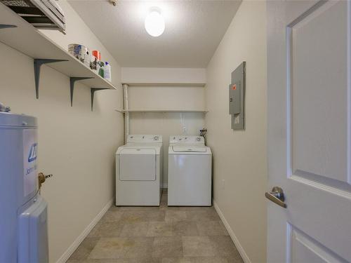 205-9711 Fifth St, Sidney, BC - Indoor Photo Showing Laundry Room