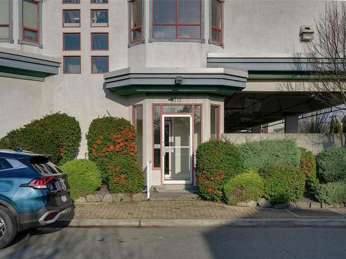 205-9711 Fifth St, Sidney, BC - Outdoor