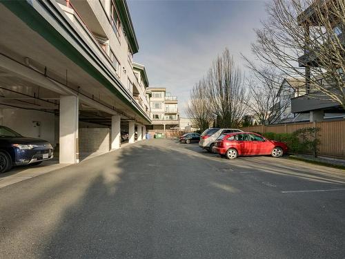 205-9711 Fifth St, Sidney, BC - Outdoor