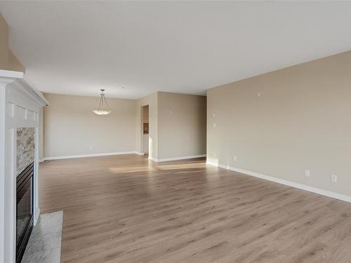 205-9711 Fifth St, Sidney, BC - Indoor Photo Showing Other Room