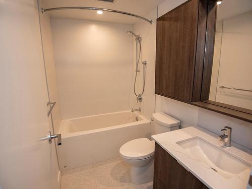 804-1100 Yates St, Victoria, BC - Indoor Photo Showing Bathroom