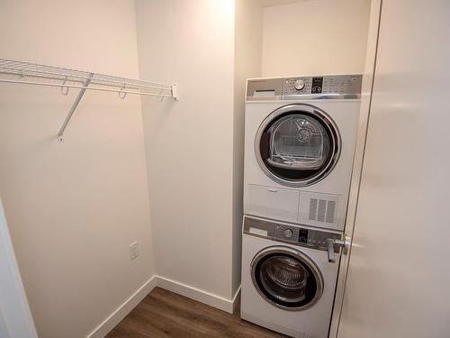 804-1100 Yates St, Victoria, BC - Indoor Photo Showing Laundry Room