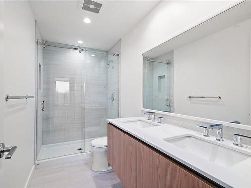 702-2000 Hannington Rd, Langford, BC - Indoor Photo Showing Bathroom