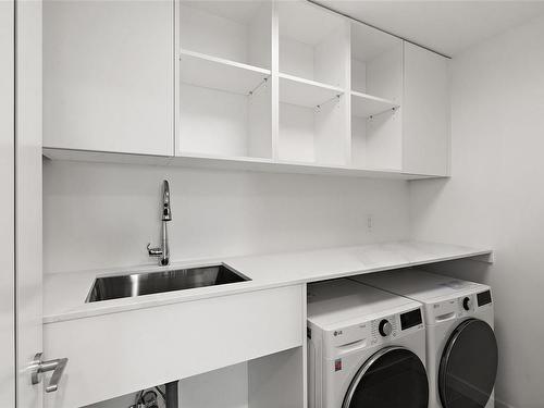 702-2000 Hannington Rd, Langford, BC - Indoor Photo Showing Laundry Room