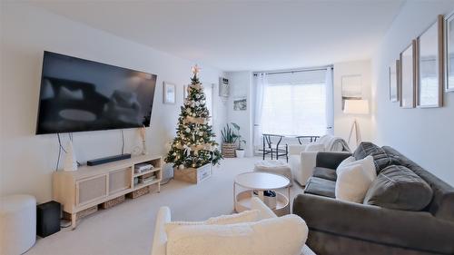 215-400 Sutton Crescent, Kelowna, BC - Indoor Photo Showing Living Room