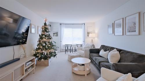 215-400 Sutton Crescent, Kelowna, BC - Indoor Photo Showing Living Room