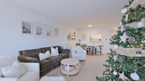 215-400 Sutton Crescent, Kelowna, BC - Indoor Photo Showing Living Room