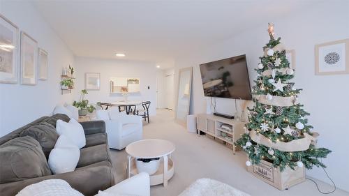 215-400 Sutton Crescent, Kelowna, BC - Indoor Photo Showing Living Room